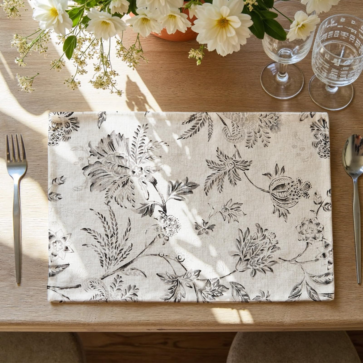 JINCHAN Alice Linen Floral Placemats Set of 4 Farmhouse 13x19 Inch Green
