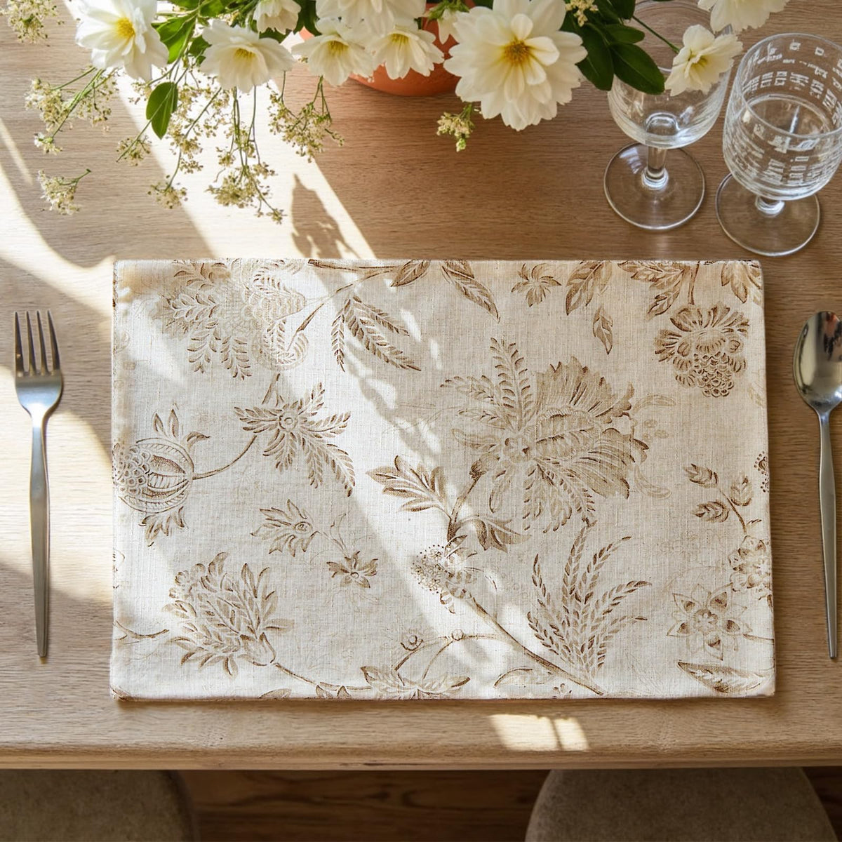 JINCHAN Alice Linen Floral Placemats Set of 4 Farmhouse 13x19 Inch Green