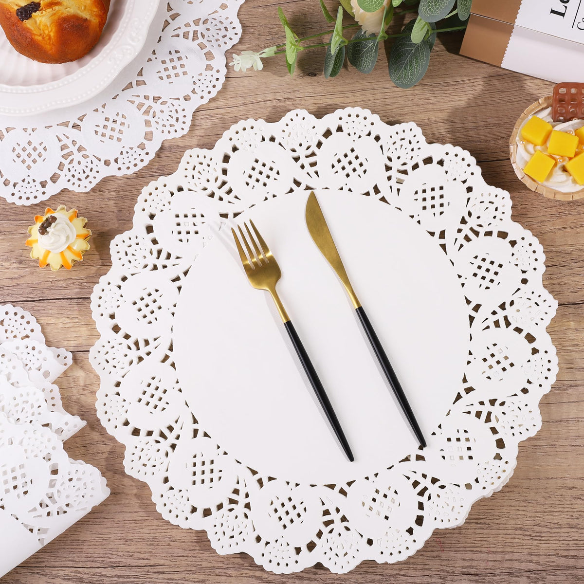 MCEAST 100 Pack Round Brown Kraft Paper Doilies 13.5 Inches Lace Paper Place Mats Rustic Scallop Doily Disposable Table Pads for Food Cakes Crafts Party Weddings Tableware Decor